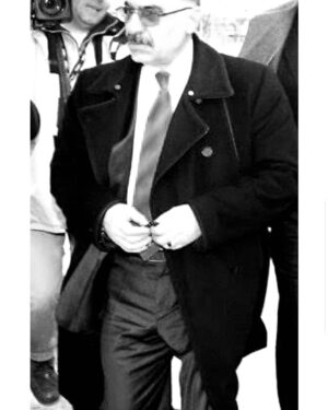 Özcan Deniz Instagram - BAŞTA,TAZIYEDE BULUNAN SAYIN CUMHUR BAŞKANIMIZ RECEP TAYYİP ERDOĞAN'A,CENAZEMIZE KATILAN TÜM DOSTLARA,SOSYAL MEDYA UZERINDEN TAZIYELERINI ILETEN TUM SEVENLERIMIZE VE DE ARAYAN HERKESE ÇOK TEŞEKKÜR EDİYORUM.Baba olmak ve Baba'mın üzerine toprak atmak!..Bi erkeği büyuten iki güçlü duyguyu aynı zaman içinde yaşadım.yaş ne olursa olsun,buna nekadar hazır olursanız olun dogum ve ölüm yüzleştiğiniz an tüm hayatınızı tahmin edemeyeceğiniz kadar etkileyen iki fenomendir.hele hele doğan çocuğunuz,ölen babanız ya da anneniz ise!..tüm hesaplar kapanır,yüreğinizde hapis bütün mahkumlara af çıkartırsınız.Ne ile yaşanır ne ile yaşanmaz daha net görürsünüz.işte yaşadığım bunlar.ALLAH sevdiklerimizin kayıpları ile sınamasın hıc birimizi.toprağın bol mekanın cennet olsun BABA.eksik bıraktıklarımızı zamanı geldiğinde tamamlarız.huzur içinde sonsuzluğun olsun.#sıddıkdeniz