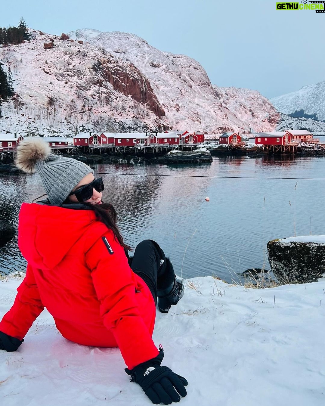 Özge Gürel Instagram - Sana karşı hislerim karışık Norveç 🫠🥶 Nusfjord, Nordland, Norway