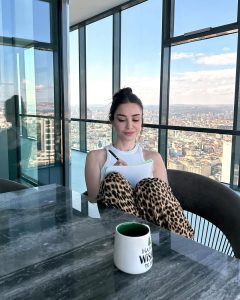 Özge Gürel Instagram - Dear diaryy.. 📝🤓