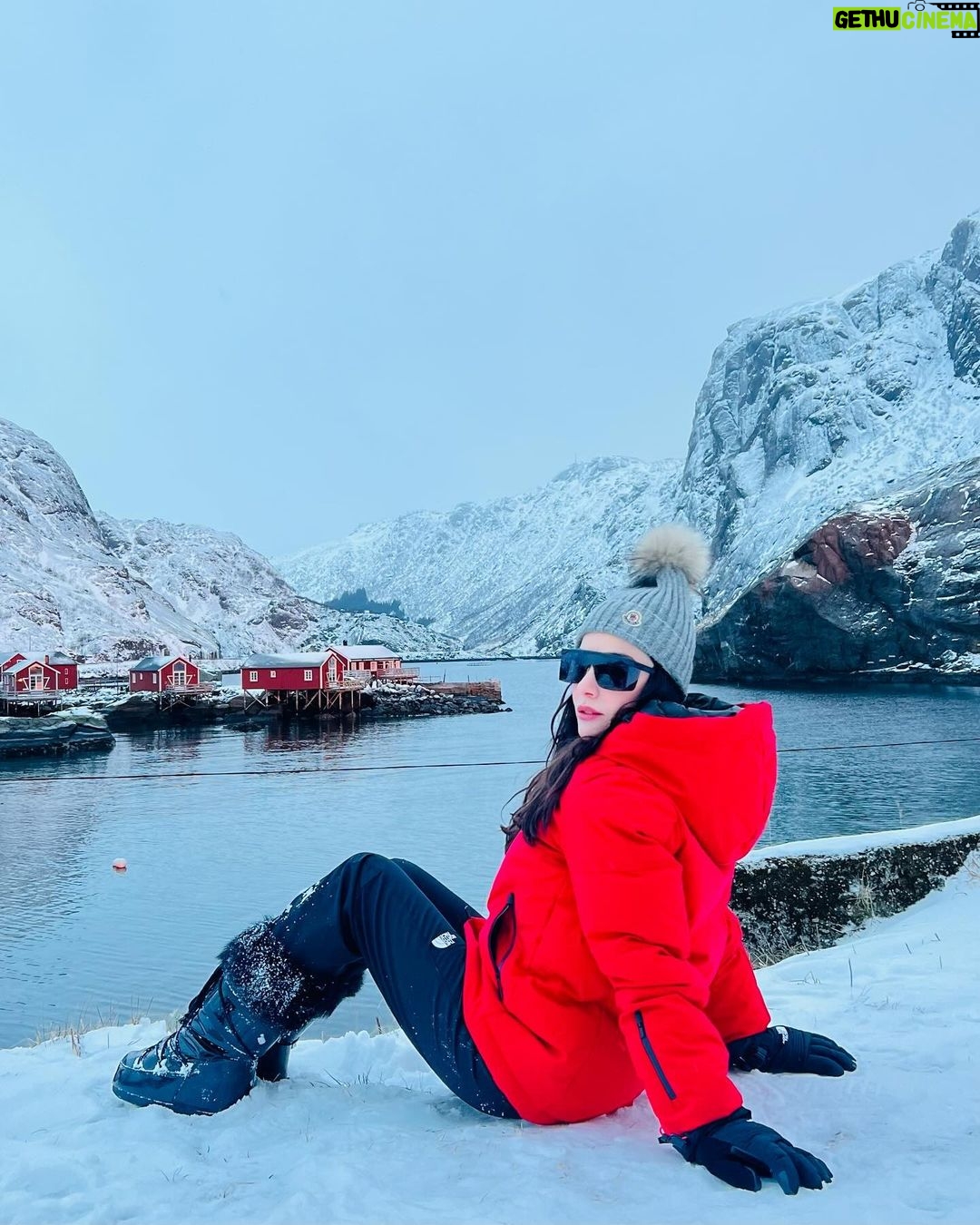 Özge Gürel Instagram - Sana karşı hislerim karışık Norveç 🫠🥶 Nusfjord, Nordland, Norway