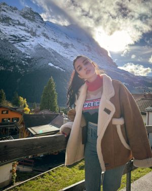 Özge Gürel Instagram - Heidi ve dağlar kızı Reyhan arasında gidip geliyorum 😏