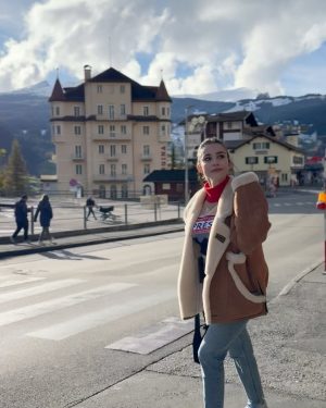 Özge Gürel Instagram - Heidi ve dağlar kızı Reyhan arasında gidip geliyorum 😏