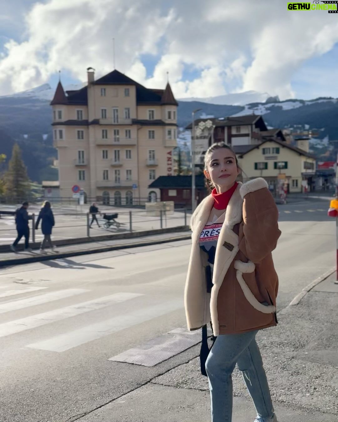 Özge Gürel - 494.9K Likes - Heidi ve dağlar kızı Reyhan arasında gidip geliyorum 😏