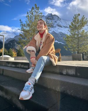 Özge Gürel Instagram - Heidi ve dağlar kızı Reyhan arasında gidip geliyorum 😏