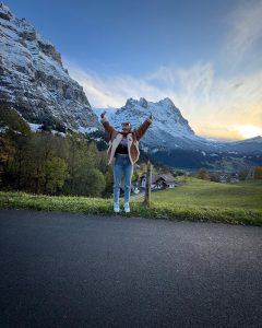 Özge Gürel Instagram - Heidi ve dağlar kızı Reyhan arasında gidip geliyorum 😏 Grindelwald, Switzerland