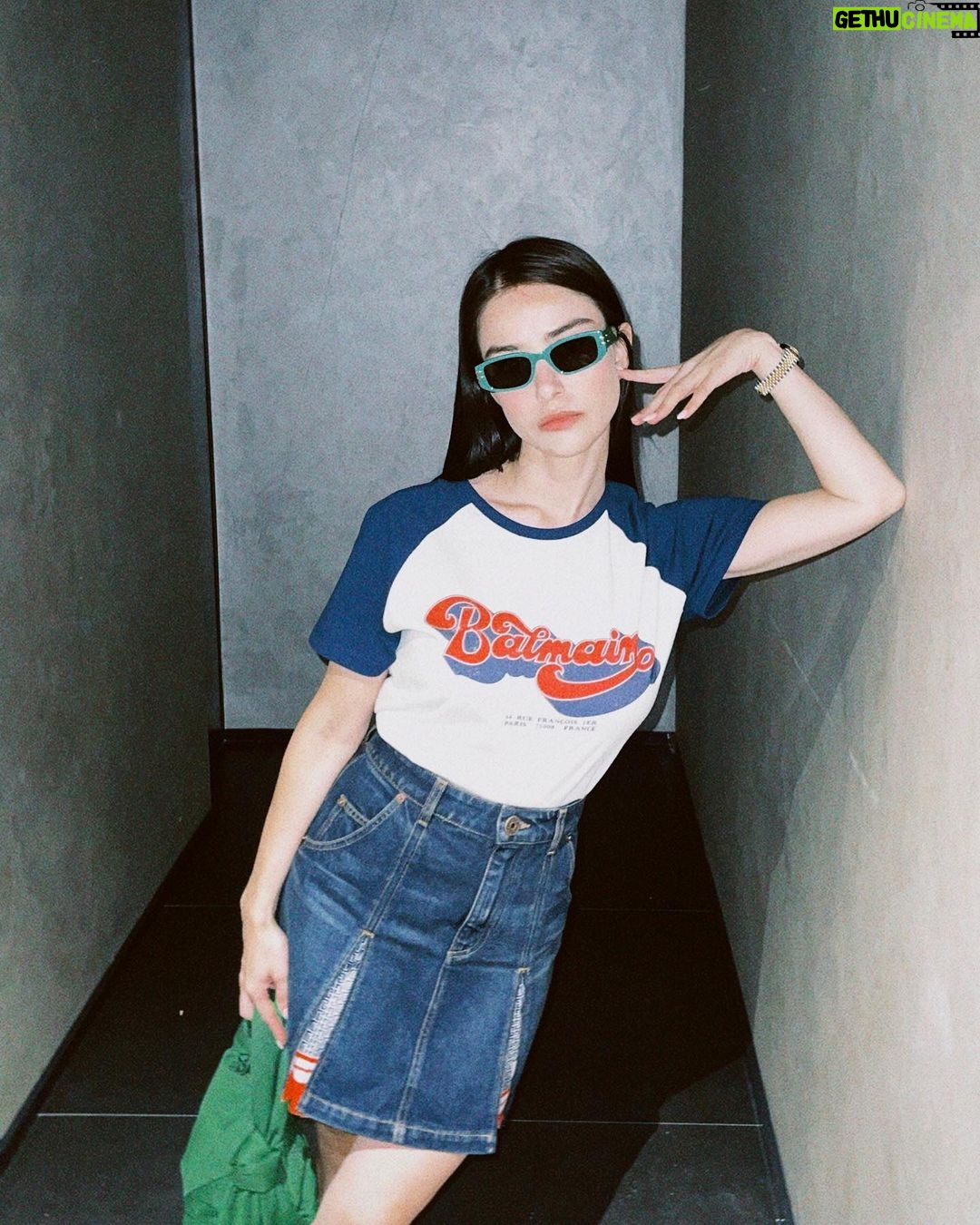 Özge Gürel Instagram - Hava da tam koridorda gezmelik 😂🌪️