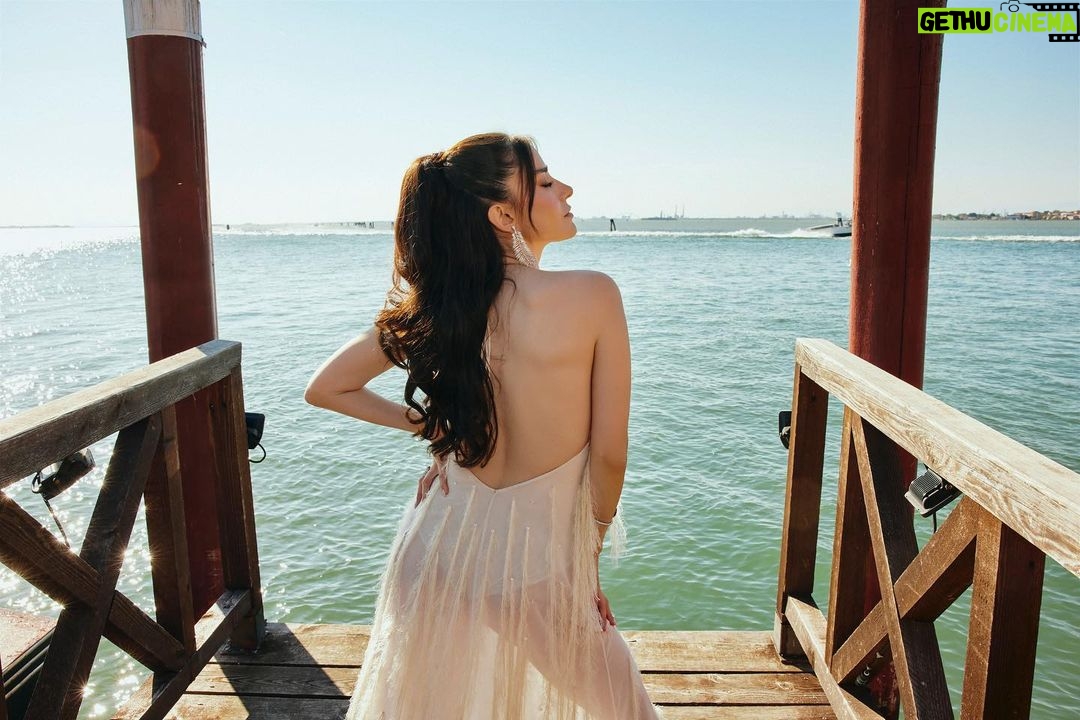 Özge Gürel Instagram - Venice ‘23 🤍 #Venezia80 📷 @nicolasgerardin San Clemente Palace Kempinski Venice