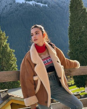 Özge Gürel Instagram - Heidi ve dağlar kızı Reyhan arasında gidip geliyorum 😏
