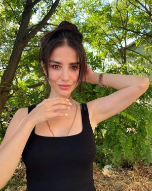 Özge Gürel Instagram - Annem aşure yapıyor koş dediler 😍🎉