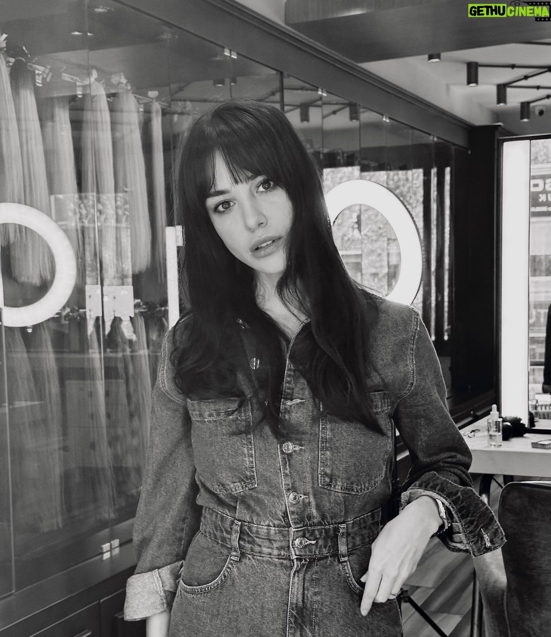 Özge Gürel Instagram - Seni tel tokalarla toplamaya çalışmayacağıma söz veriyorum 😌