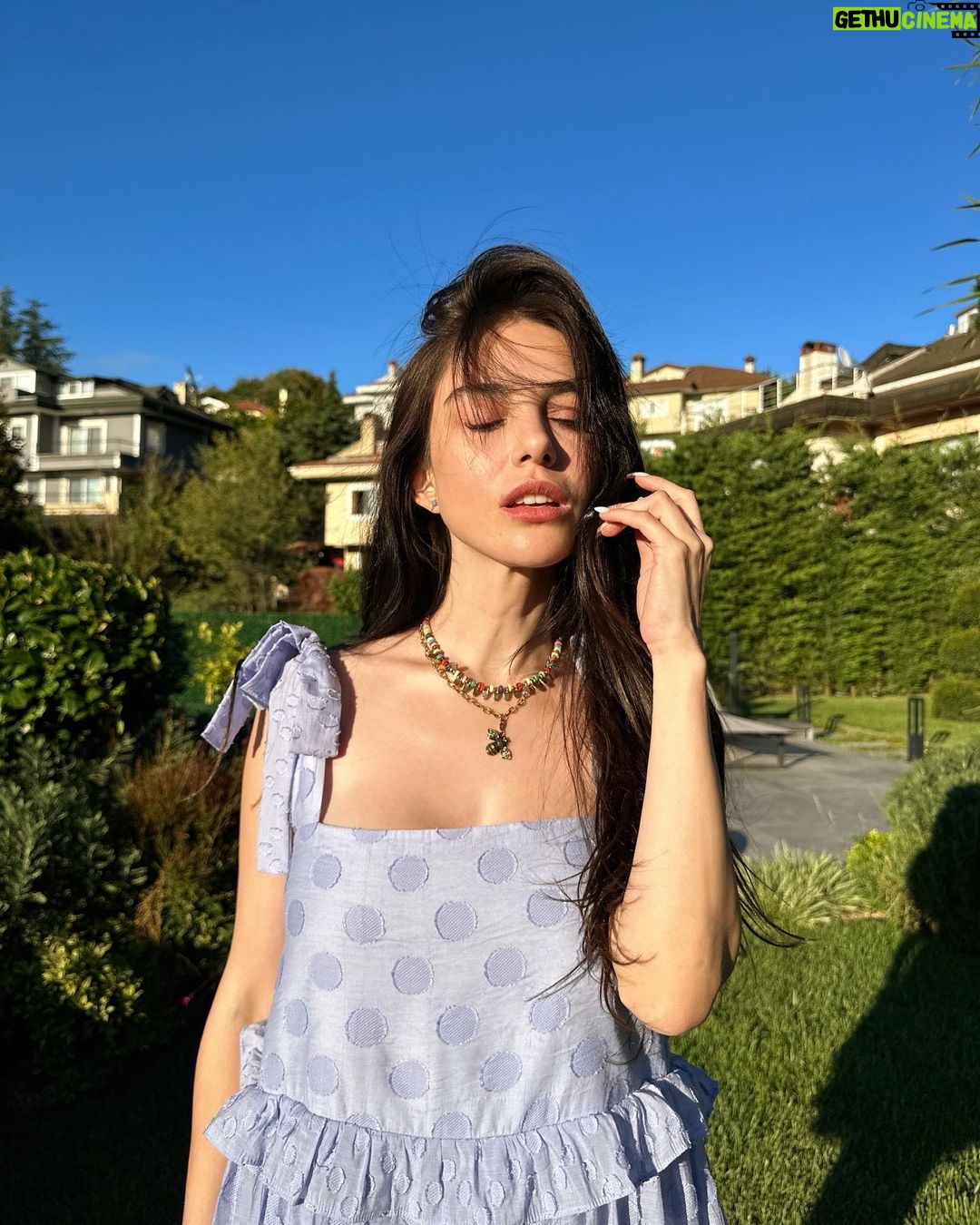 Özge Gürel Instagram - Zorlarsam şirinleri görebilirim bence 👀💙