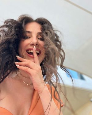 Özge Gürel Instagram - Sinirden gülüyorum bak çok sıcak ☀️#bodrum