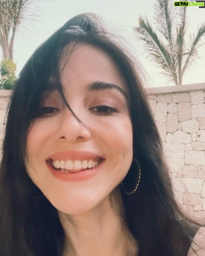 Özge Gürel Instagram - Black dress ama little değil 😒💅🏻