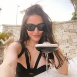 Özge Gürel Instagram - Black dress ama little değil 😒💅🏻