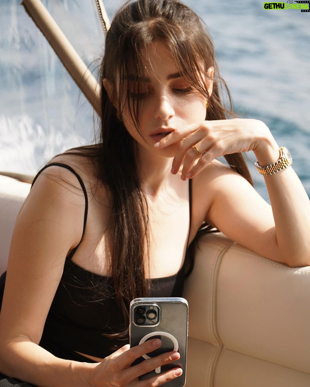 Özge Gürel Instagram - Kedi ve yemek videolarıyla ciddi düşünüyorum 😍🫠