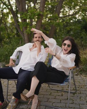 Özge Gürel Instagram - Kapı önücülük valla Trakya’da gelenek, az kaldı ikna edicem @serkancayoglu 😂🙈 İyi Bayramlar ♥️ Ayrıca son foto 🌸