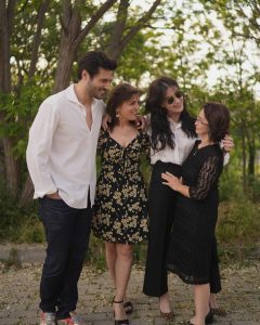 Özge Gürel Instagram - Kapı önücülük valla Trakya’da gelenek, az kaldı ikna edicem @serkancayoglu 😂🙈 İyi Bayramlar ♥️ Ayrıca son foto 🌸