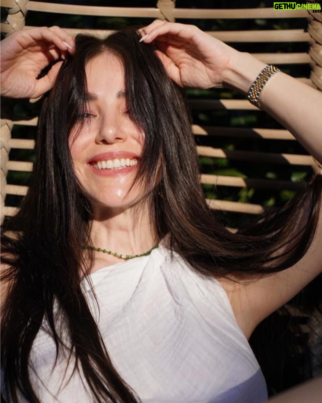 Özge Gürel Instagram - Hello summer 🌞⛱ ( veee @serkancayoglu fotografçılığa göz kırpıyor 😂🙈)