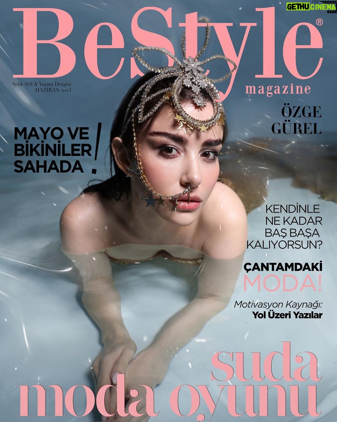Özge Gürel Instagram - Haziran @bestylemagazine 💙 ben Birlikte ıslandığımız müthiş ekip 😎🥂 Röportaj: @tugceorcunus Fotoğraf: @elifdemiralpp Styling: @kayaefk Saç: @akinunalofficiall Makyaj: @ezgihalilbeyoglu Dijital İçerik Direktörü: @tugceorcunus Dijital İçerik Editörleri: @naymanbatimor @kezbanbelettt Menajer / PR: @gunfer @gunfergunaydinagency