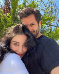 Özge Gürel Instagram - Sarılarak 💗 Hem hala sarılabildiklerimize hem eksilenlerimize… İyi bayramlar 🌸