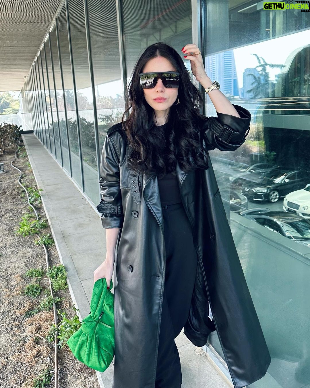 Özge Gürel Instagram - Back to black 🖤 güneşi görene kadar😒🦦