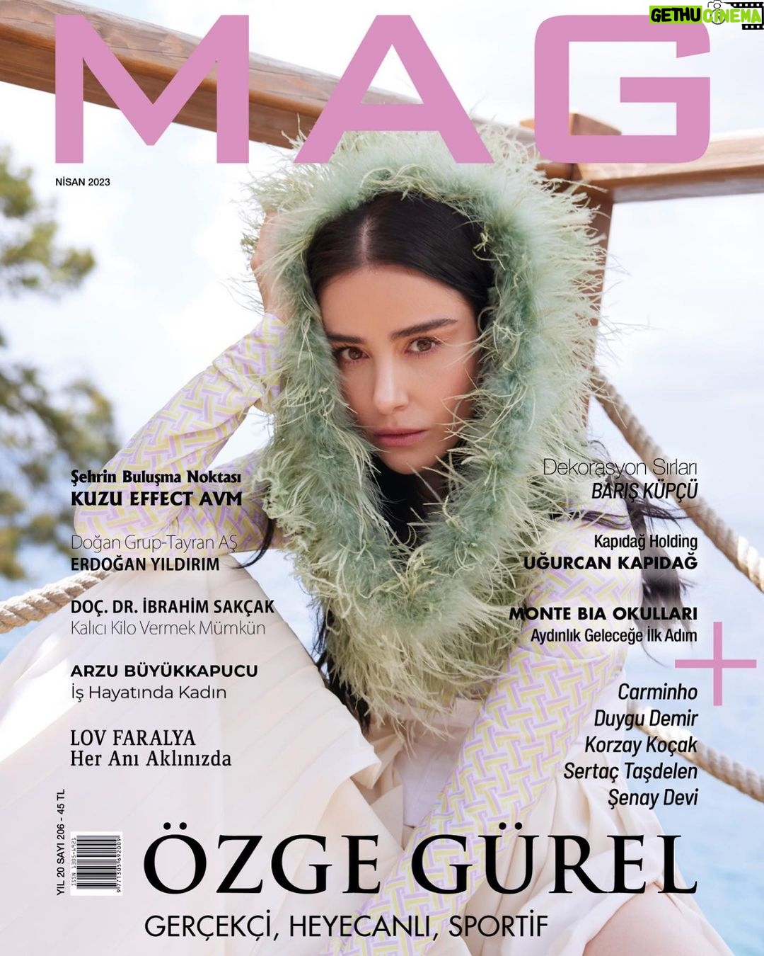 Özge Gürel Instagram - Gerçekçi, Heyecanlı, Sportif Hayatta kendisini mutlu eden mesleği bulana kadar denemeye devam eden ve oyunculukta karar kıldığını söyleyen Özge Gürel, pek çok yapımda yer alarak adından sıkça söz ettirmeyi başarıyor. Mesleğinin de kendisiyle beraber şekillendiğini ve dinamik bir süreçte olduğu için heyecanla işine devam ettiğini belirten güzel oyuncu, hakkında bilinmeyen ve çokça merak edilen konuları MAG Okurları için cevaplıyor... Kordinasyon: Meltem Ercan @meltemercan__ Röportaj: Gözde Yılmaz @gozdelicious Fotoğraf: Murat Güngör @muratgungor Moda direktörü: OSCARMORRIS @oscarmorriss Stylist: Büşra Çevik @bboeshra Saç: Emre Altın @emrealtin___ Makyaj: Serhat Şen @serhatsenn Retouch: Muzaffer Temiz @muzaffertemiiz Fotoğraf asistanı: Uğur Düngül ugurdungul Styling asistanı: Damla Direkçi @damladi Makyaj asistanı: Arda Gürdal @itsardagurdal Mekan: Lov Faralya @lovfaralya #özgegürel #magkapak #oyuncu #magdergi #MAGMedya #MAGNisan