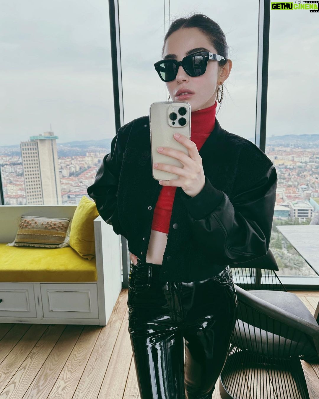 Özge Gürel Instagram - Yoldayım ya biraz trafik var 😂💁🏻♀️