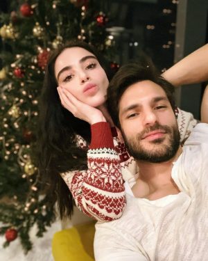 Özge Gürel Instagram - Ne güzeldin 2022 teşekkür ederim 😍🎉 Hepimiz için umutla, sağlıkla, aşkla gel 2023 💫❤️ Mutlu seneler 🎄
