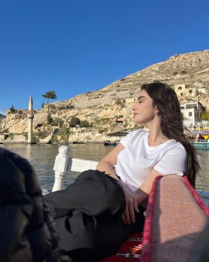 Özge Gürel Instagram - Bir günde 6 aylık D vitaminimi aldım, mutluyum 👻  #Halfeti 😍☀️