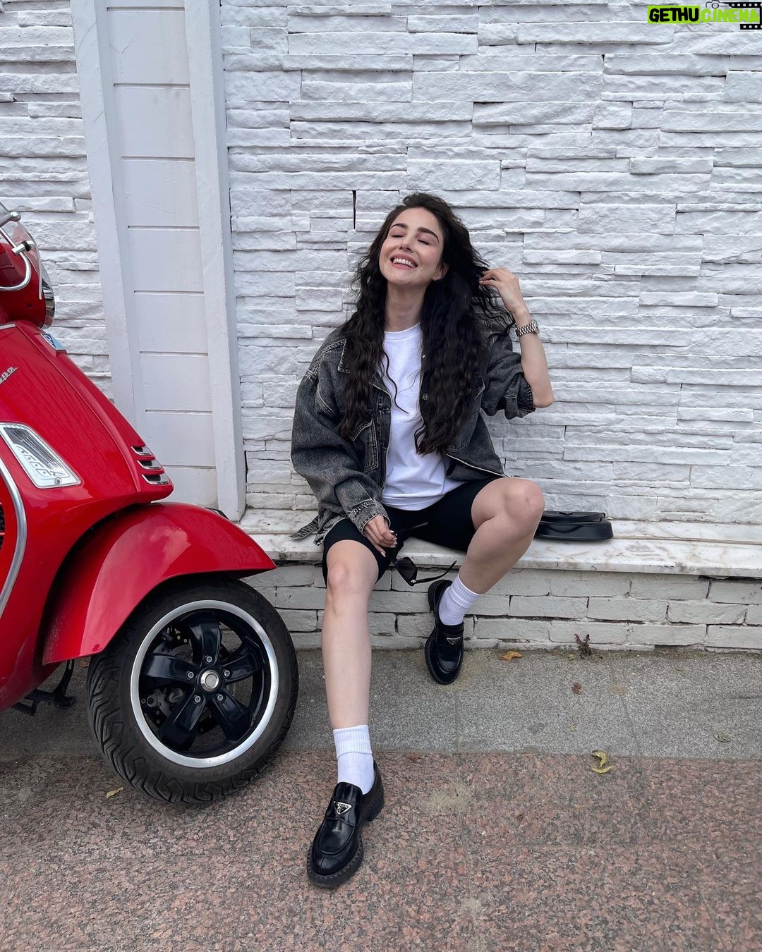 Özge Gürel Instagram - Çünkü seçemedim 💆🏻♀️ siz devam edin 😂