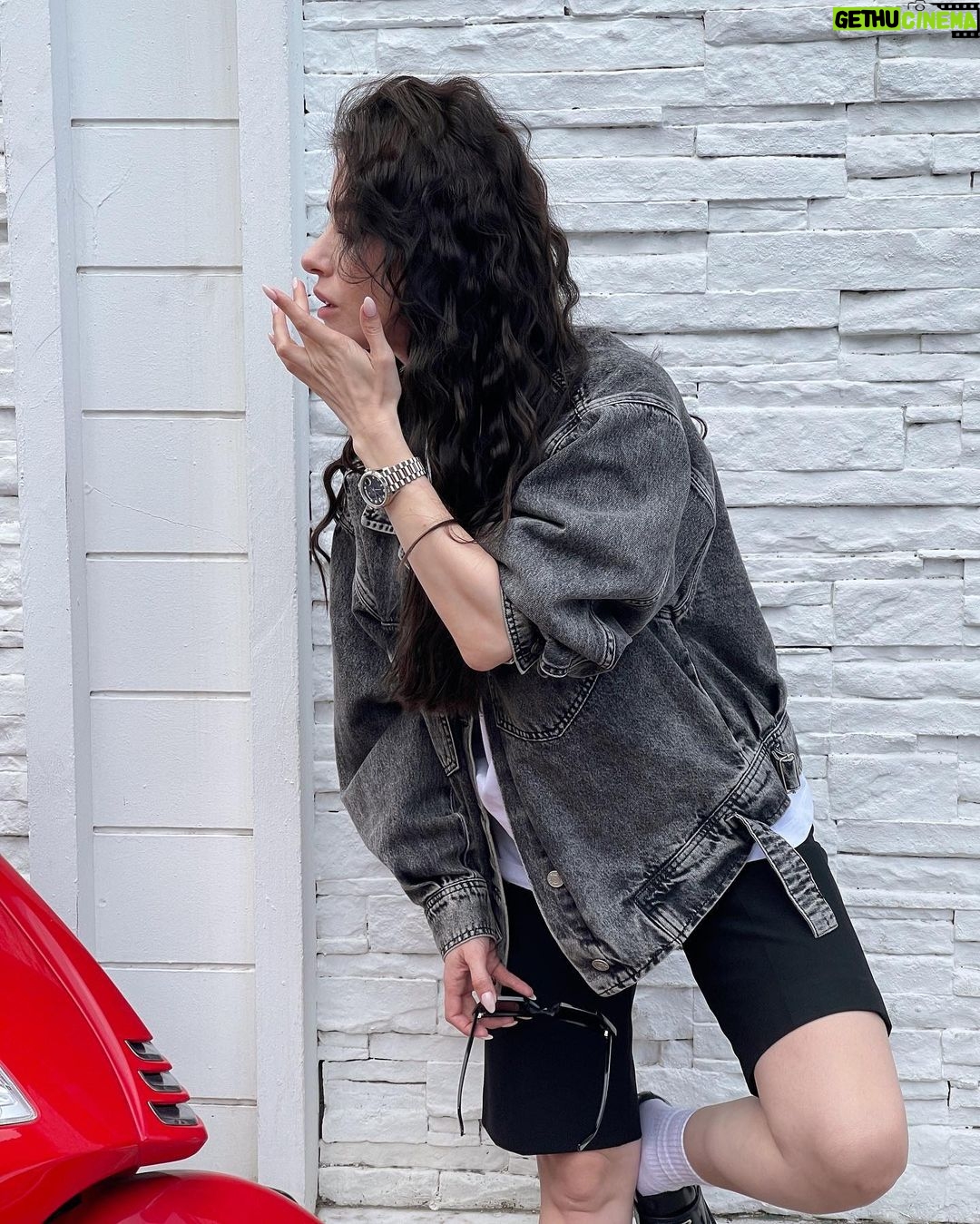 Özge Gürel Instagram - Çünkü seçemedim 💆🏻♀️ siz devam edin 😂