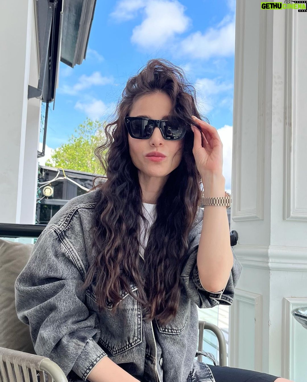 Özge Gürel Instagram - Çünkü seçemedim 💆🏻♀️ siz devam edin 😂