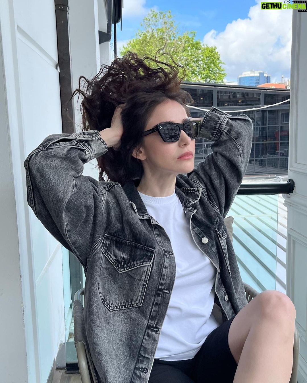 Özge Gürel Instagram - Çünkü seçemedim 💆🏻♀️ siz devam edin 😂