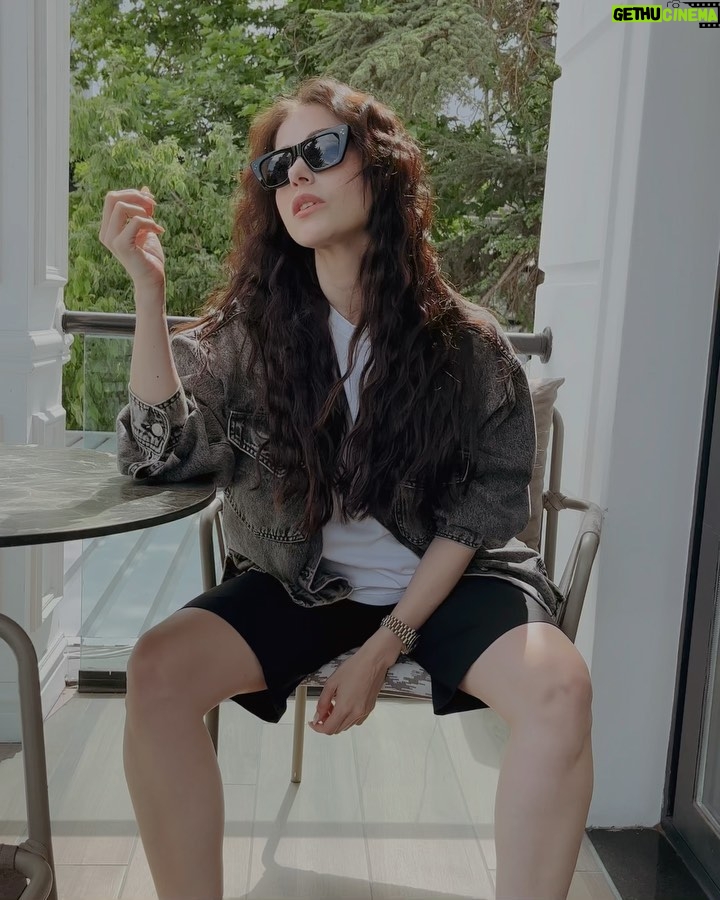 Özge Gürel Instagram - Çünkü seçemedim 💆🏻♀️ siz devam edin 😂