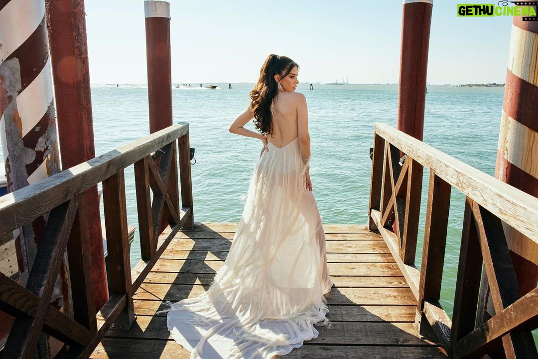 Özge Gürel Instagram - Venice ‘23 🤍 #Venezia80 📷 @nicolasgerardin San Clemente Palace Kempinski Venice