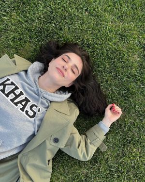 Özge Gürel Instagram - Havalar böyle giderse temmuza kadar muhtemel kombinim 😮‍💨🙋🏻‍♀️ #benüşürüm