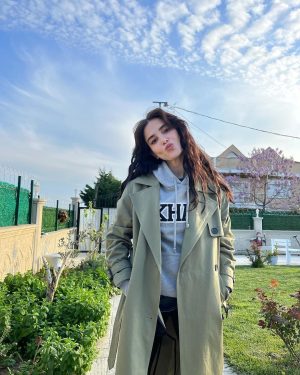 Özge Gürel Instagram - Havalar böyle giderse temmuza kadar muhtemel kombinim 😮‍💨🙋🏻‍♀️ #benüşürüm