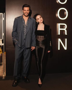 Özge Gürel Instagram - Biz ne güneşler batırdık 😂👻 ama konu o değil 🙈 Şahane film #Oregon bu Cuma vizyonda 😍 @serkancayoglu @asliinandik @keremik ve tüm ekibin ellerine sağlık ♥️

📷 @ertugrultaban 

Ayrıca love you guys dedirten 💋💋
@aliarisso @farda_est2022 @odda75_ @gamzeteq 
@hairbyhamza1 @yarenn.ball