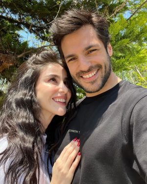 Özge Gürel Instagram - Sarılarak 💗 Hem hala sarılabildiklerimize hem eksilenlerimize… İyi bayramlar 🌸