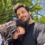 Özge Gürel Instagram - Sarılarak 💗 Hem hala sarılabildiklerimize hem eksilenlerimize… İyi bayramlar 🌸