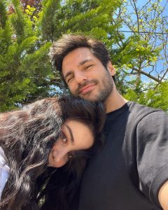 Özge Gürel Instagram - Sarılarak 💗 Hem hala sarılabildiklerimize hem eksilenlerimize… İyi bayramlar 🌸