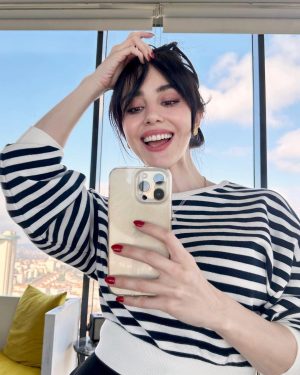 Özge Gürel Instagram - Daydreaming 🌥🦦