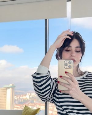 Özge Gürel Instagram - Daydreaming 🌥🦦