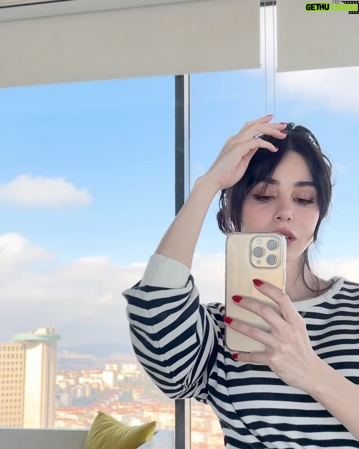 Özge Gürel - 478.4K Likes - Daydreaming 🌥🦦