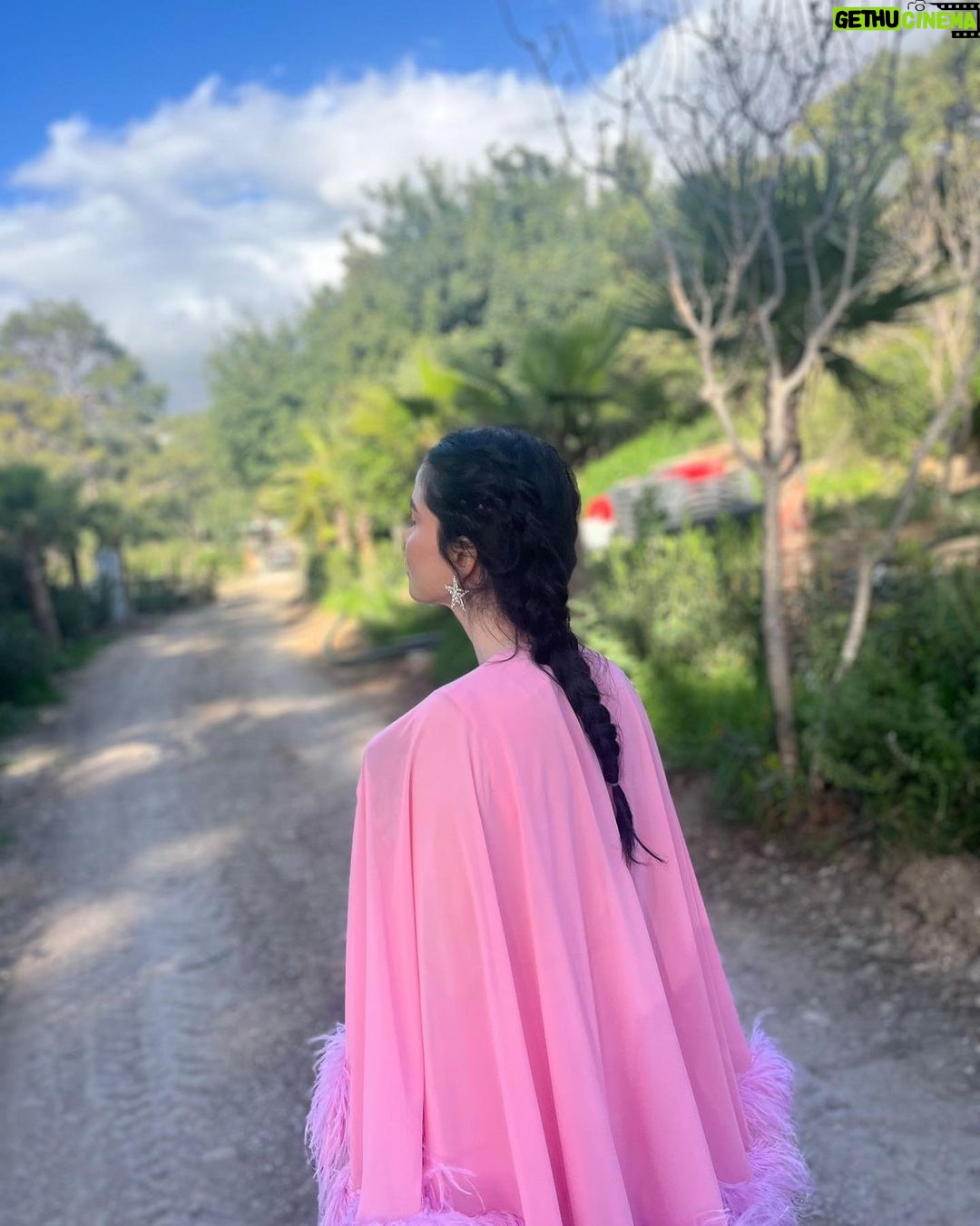Özge Gürel Instagram - Nisan 🌻 @magdergi Lovfaralya