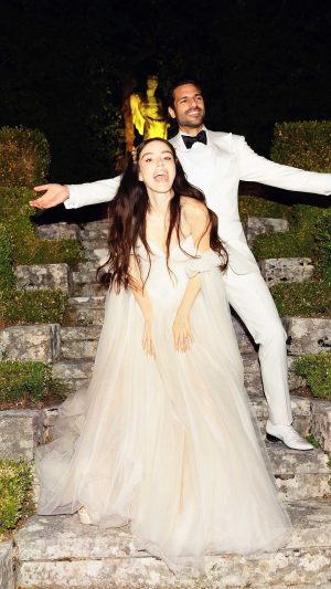 Özge Gürel Instagram - Heyecandan yerimizde duramadığımız yılların ilkine ❣️🥂13.08.2022