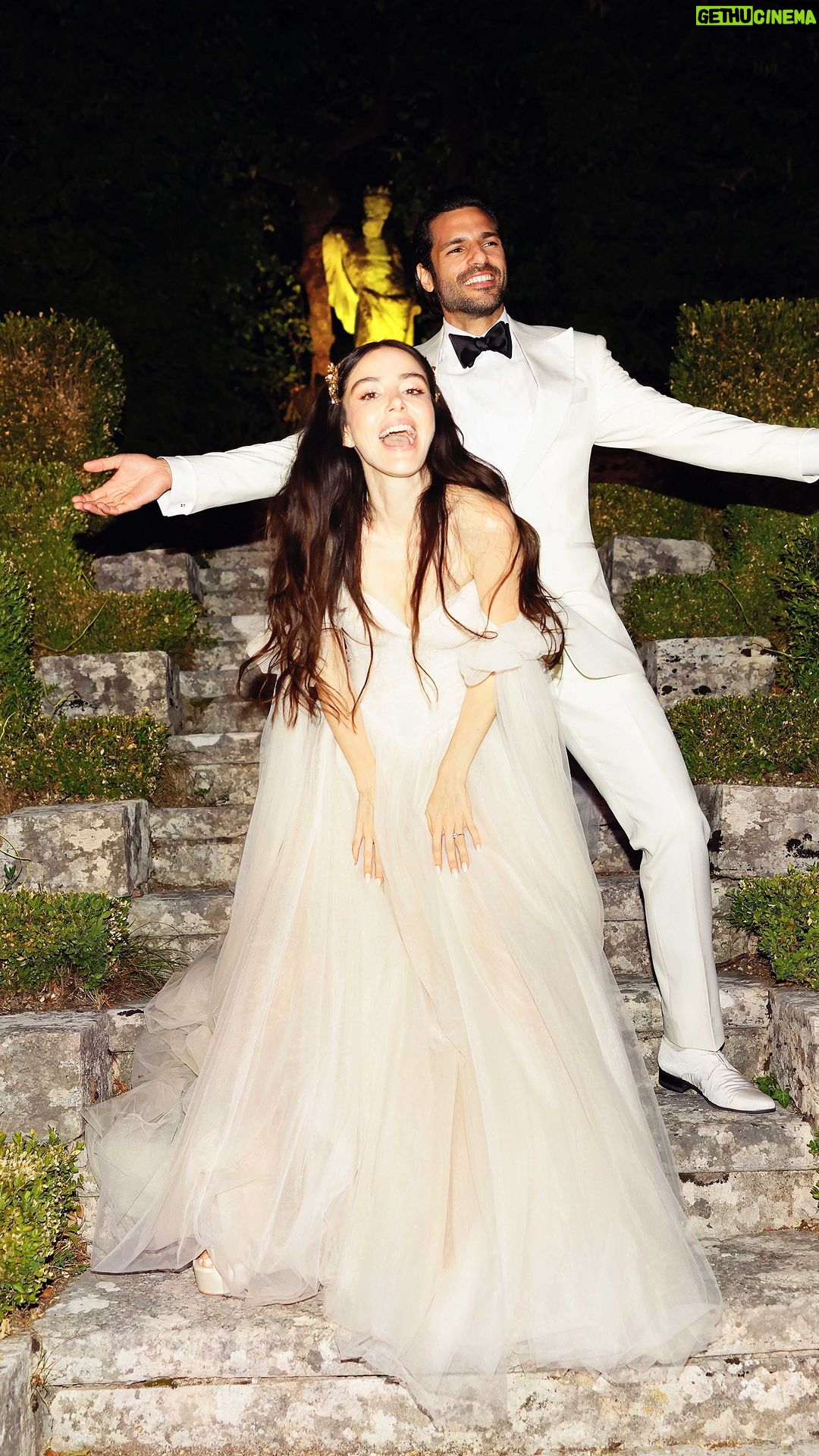 Özge Gürel - 628.9K Likes - Heyecandan yerimizde duramadığımız yılların ilkine ❣️🥂13.08.2022