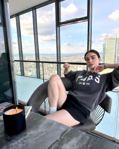 Özge Gürel Instagram - between the pages 🤫
