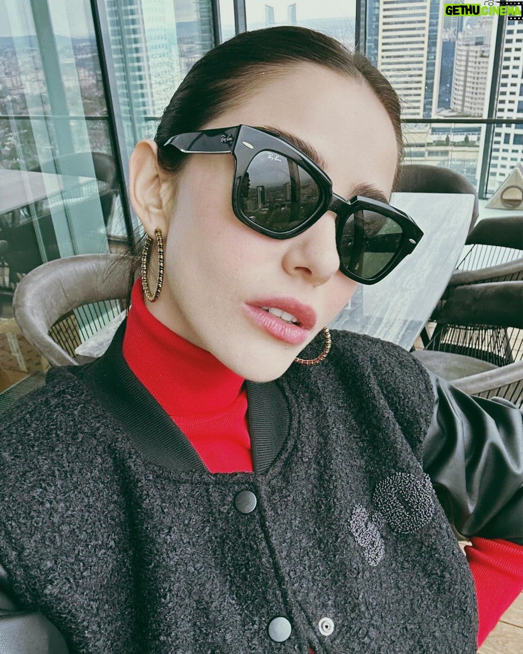 Özge Gürel Instagram - Yoldayım ya biraz trafik var 😂💁🏻♀️