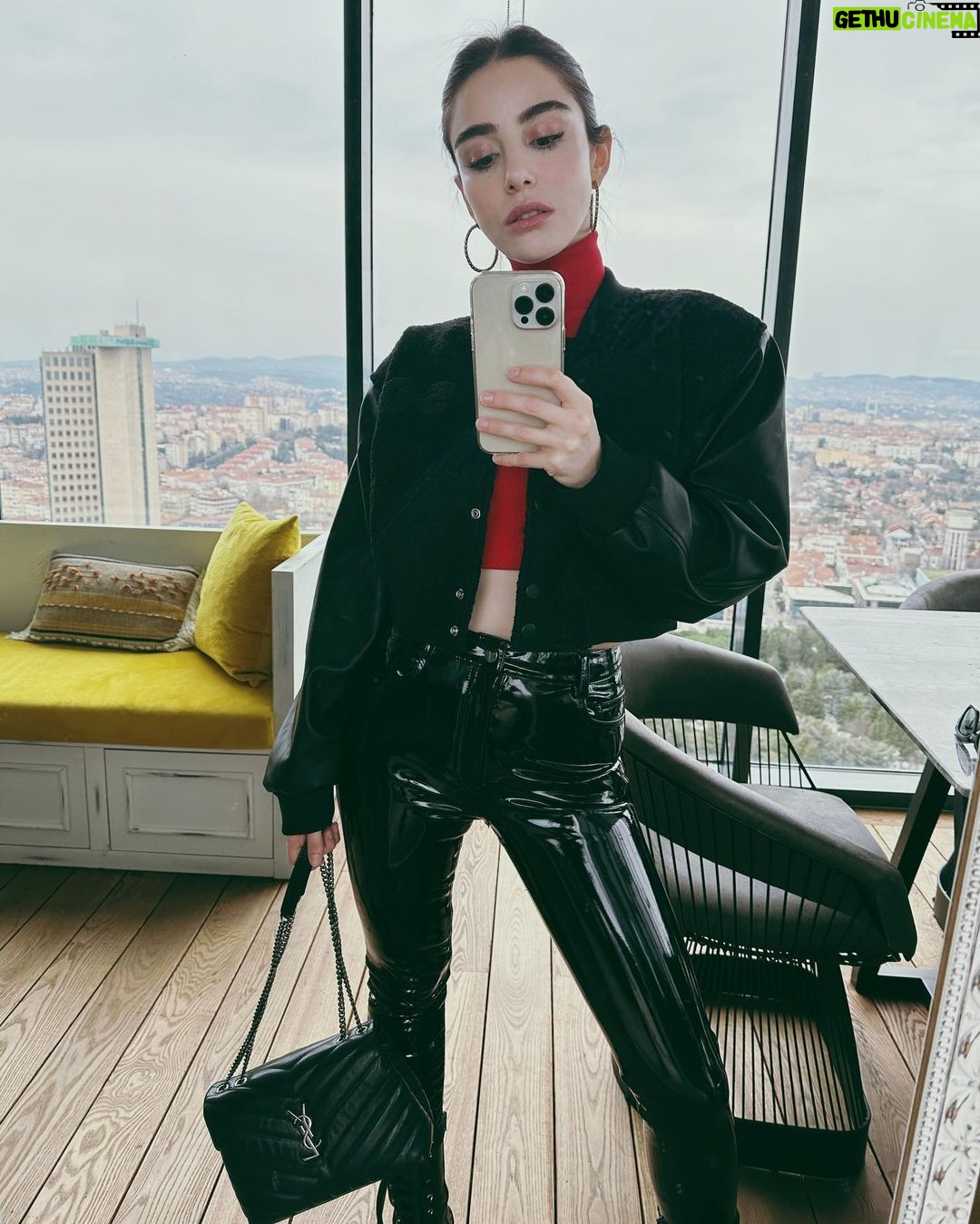 Özge Gürel Instagram - Yoldayım ya biraz trafik var 😂💁🏻♀️